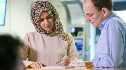 516x218-female-doctor-with-patient